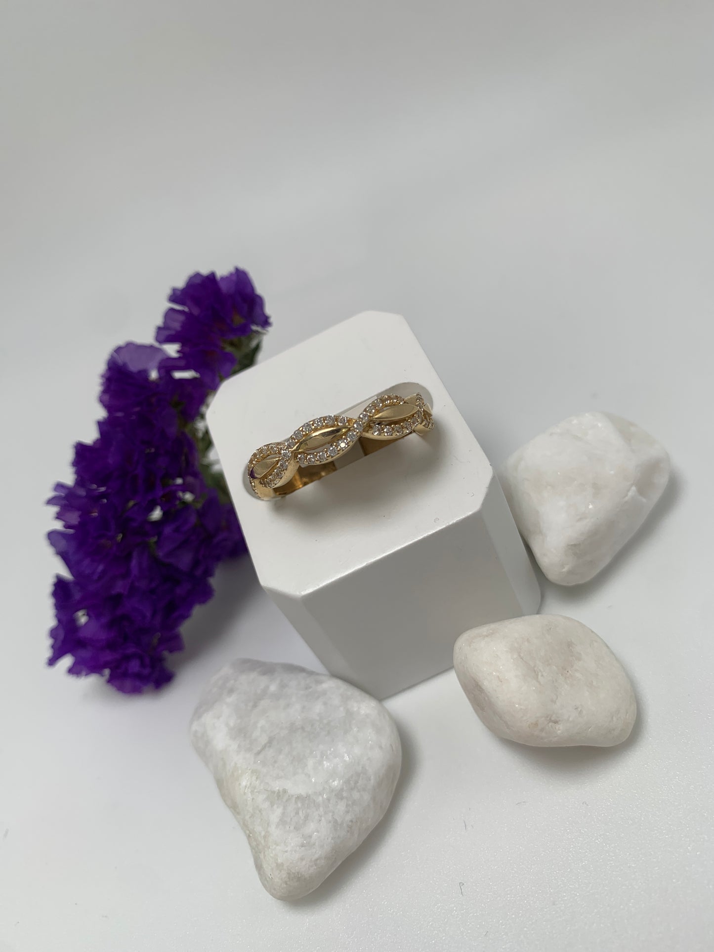 Anillo con Piedras Blancas