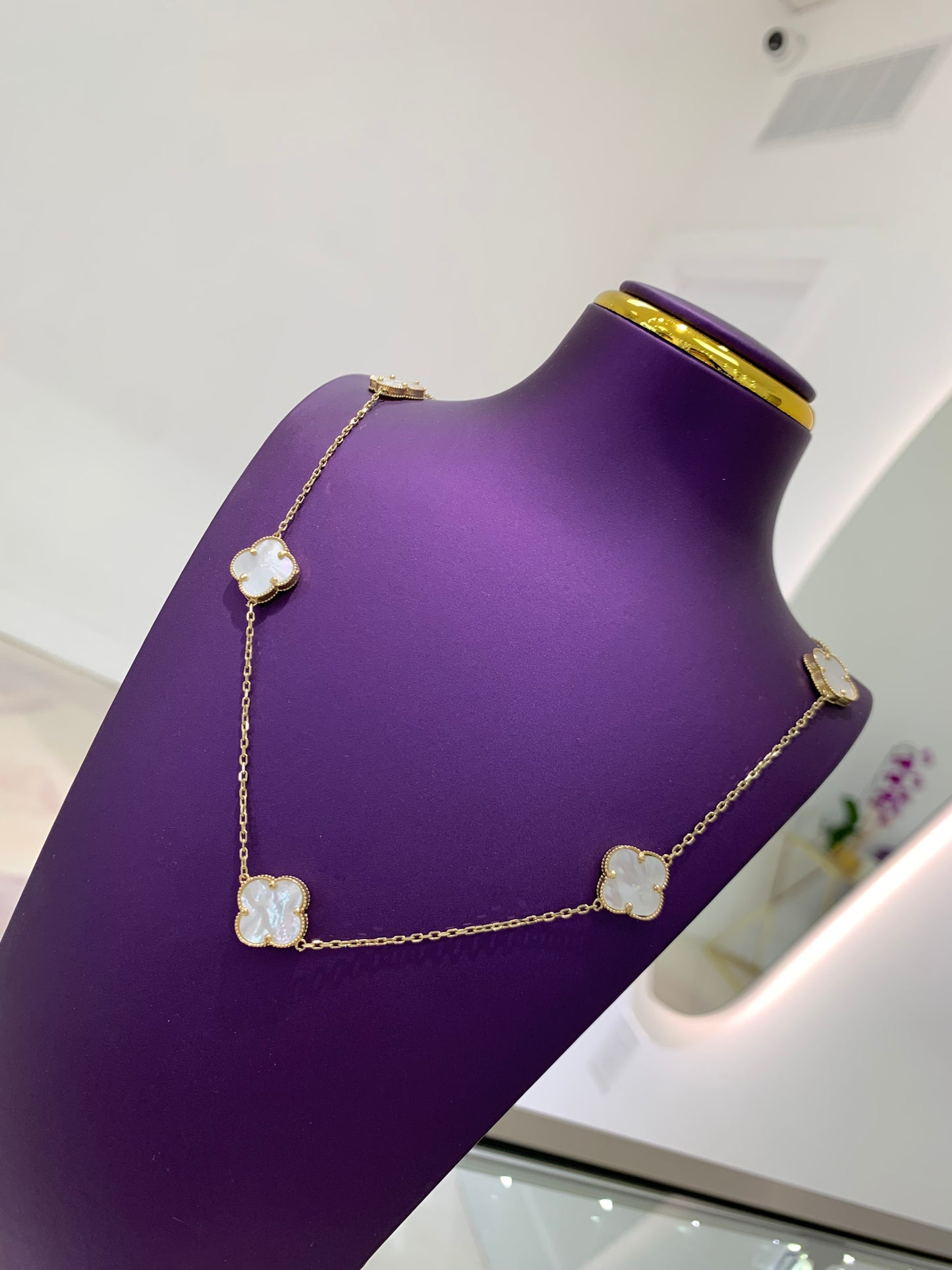 Gargantilla de Flores Blancas Grandes